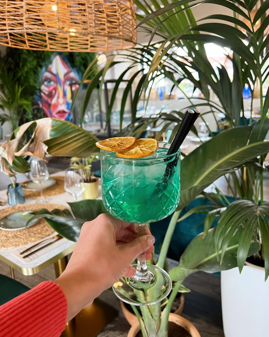 Disfruta de nuestra HAPPY HOUR de Lunes a Viernes de 17h a 18h Ven a refrescarte con nuestros cócteles